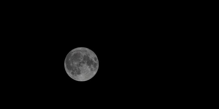 La NASA planea utilizar drones guiados por láser para investigar qué hay en túneles ocultos bajo la superficie de la Luna
