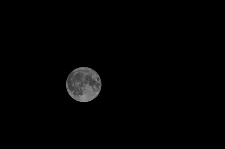 La NASA planea utilizar drones guiados por láser para investigar qué hay en túneles ocultos bajo la superficie de la Luna