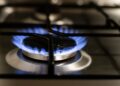 Lo que dice la psicología sobre las personas que comprueban la cocina justo después de apagarla