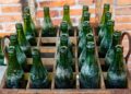 Poco después de ser despedidos, recolectaron 10.000 botellas de vidrio y construyeron una casa de 70 m²