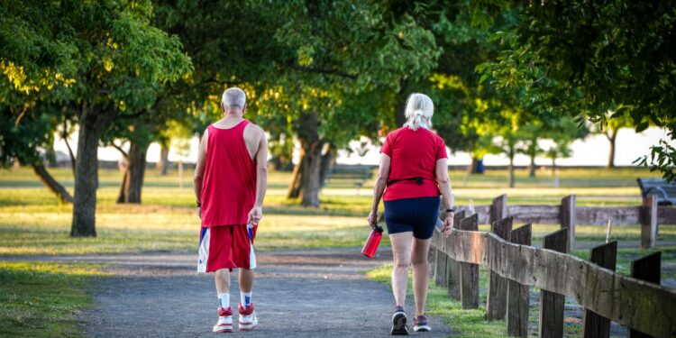 Caminar 7.000 pasos al día es suficiente para proteger la salud del corazón, revela un estudio