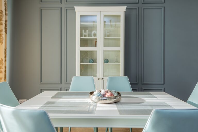 El reinado de las mesas de comedor tradicionales llegó a su fin: la nueva tendencia de 2027 es más elegante y ya gana protagonismo