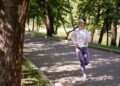 Caminar después de los 60 años es bueno, pero no basta por sí solo; los especialistas recomiendan añadir ejercicios de equilibrio y fuerza