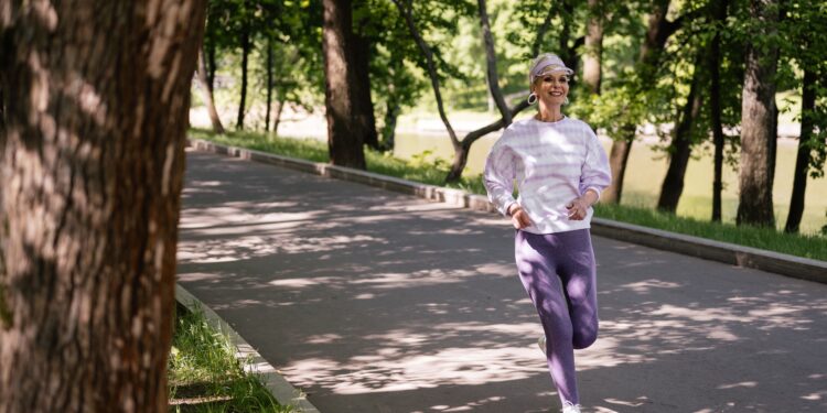 Caminar después de los 60 años es bueno, pero no basta por sí solo; los especialistas recomiendan añadir ejercicios de equilibrio y fuerza