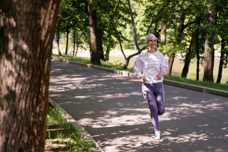 Caminar después de los 60 años es bueno, pero no basta por sí solo; los especialistas recomiendan añadir ejercicios de equilibrio y fuerza