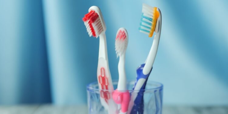 Ni cada mes ni cada año: descubre cuándo debes cambiar el cepillo de dientes