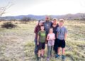 Una familia con 4 hijos construye una casa de 232 m² en el desierto utilizando más de 360 toneladas de tierra