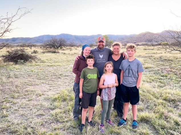 Una familia con 4 hijos construye una casa de 232 m² en el desierto utilizando más de 360 toneladas de tierra