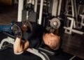 Quienes entrenan solos en el gimnasio no siempre son antisociales: la psicología lo explica