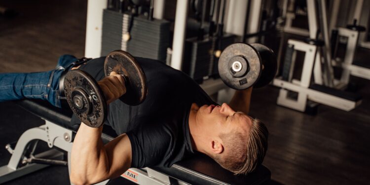 Quienes entrenan solos en el gimnasio no siempre son antisociales: la psicología lo explica
