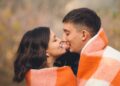 Dormir lejos, amar de cerca: por qué este ha sido el secreto de las parejas unidas