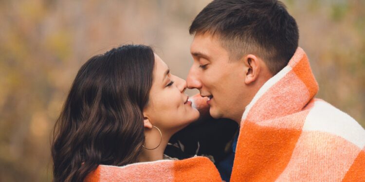 Dormir lejos, amar de cerca: por qué este ha sido el secreto de las parejas unidas