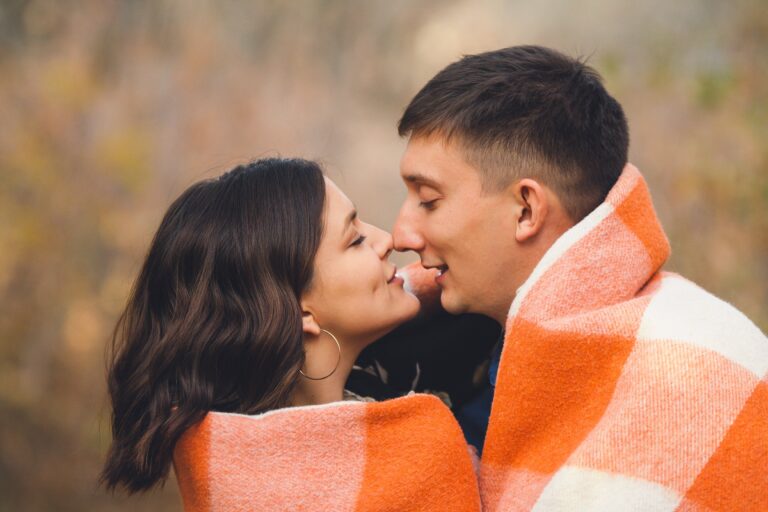 Dormir lejos, amar de cerca: por qué este ha sido el secreto de las parejas unidas