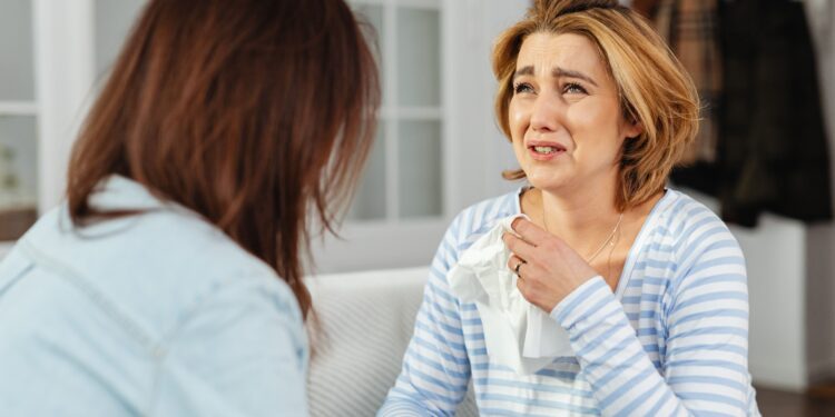 Lo que dice la psicología sobre las personas que suelen llorar durante una discusión y por qué no es una señal de debilidad