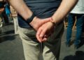 Lo que dice la psicología sobre las personas que suelen caminar siempre con las manos detrás de la espalda