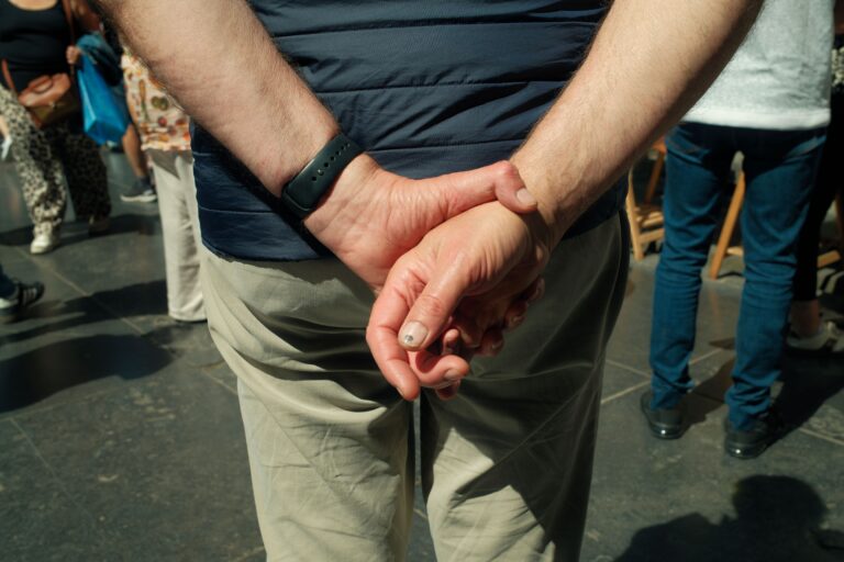 Lo que dice la psicología sobre las personas que suelen caminar siempre con las manos detrás de la espalda