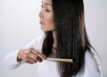El error común que podrías estar cometiendo al peinarte y que aumenta la rotura del cabello