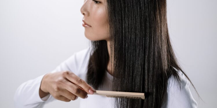 El error común que podrías estar cometiendo al peinarte y que aumenta la rotura del cabello