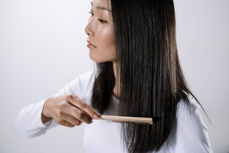 El error común que podrías estar cometiendo al peinarte y que aumenta la rotura del cabello