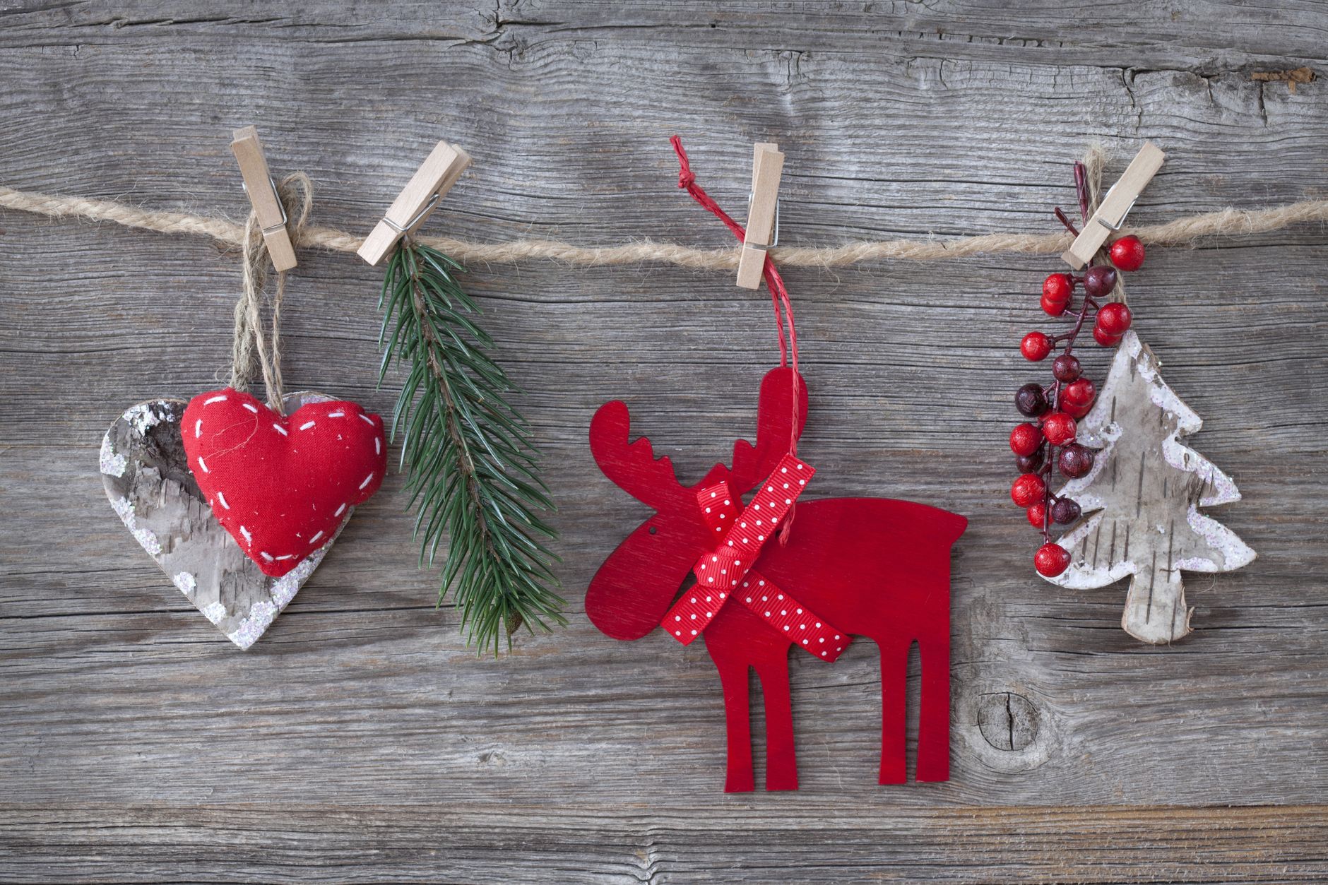 Decorações de Natal rústicas e emocionais em madeira, com um alce vermelho, coração e árvore.