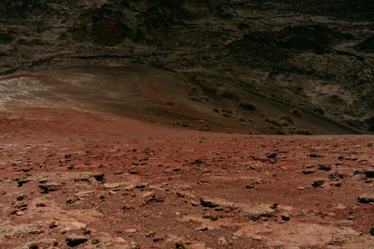 Astrónomos descubren planeta cubierto lava