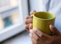 Lo que dice la psicología sobre las personas que usan la misma taza todos los días