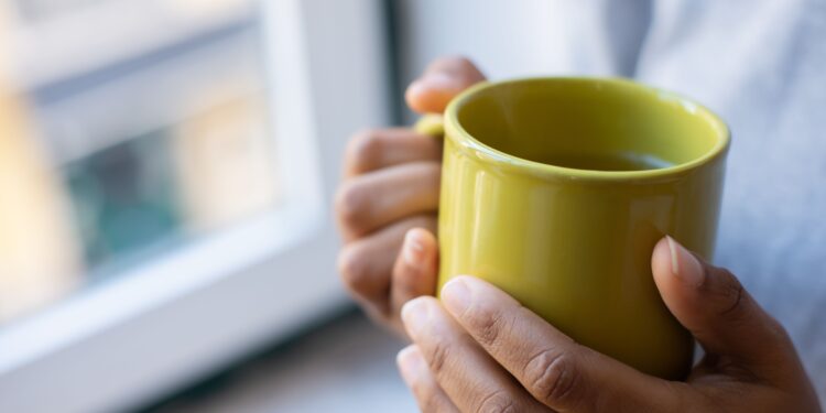 Lo que dice la psicología sobre las personas que usan la misma taza todos los días