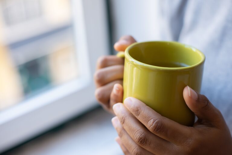Lo que dice la psicología sobre las personas que usan la misma taza todos los días