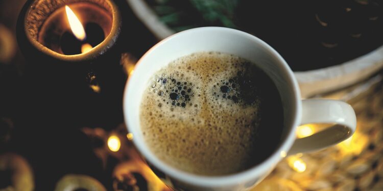 Beber café podría favorecer una