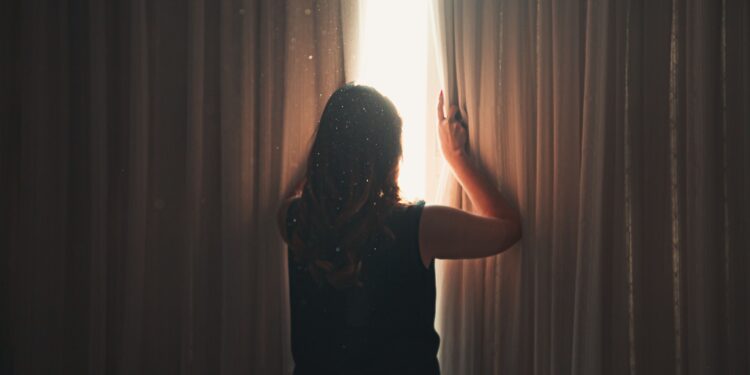 ¿Qué efecto tiene en el cerebro abrir todas las cortinas del dormitorio al despertar, según la psicología?