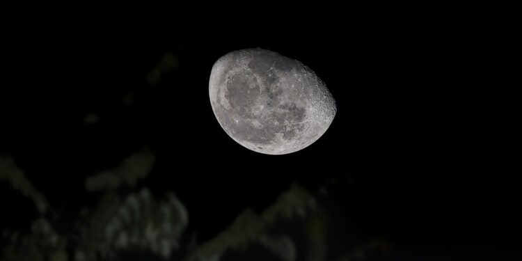 Una muestra del suelo de la cara oculta de la Luna, recogida por China, contiene un mineral que no debería existir