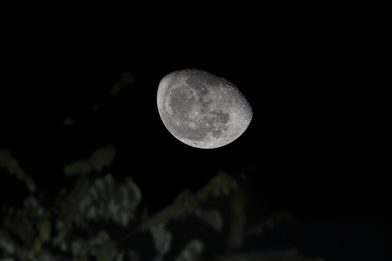Una muestra del suelo de la cara oculta de la Luna, recogida por China, contiene un mineral que no debería existir