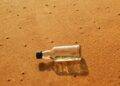 Una botella encontrada en el desierto de Egipto guarda un mensaje escrito en 1977