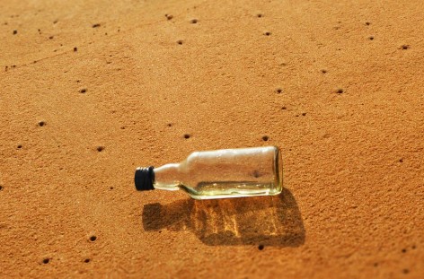 Una botella encontrada en el desierto de Egipto guarda un mensaje escrito en 1977