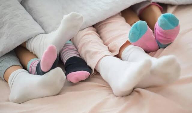 Lo que dice la psicología sobre las personas que tienen el hábito de dormir con calcetines