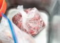 Tardé mucho tiempo en entender por qué no debería descongelar la carne sobre el fregadero de la cocina