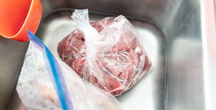 Tardé mucho tiempo en entender por qué no debería descongelar la carne sobre el fregadero de la cocina