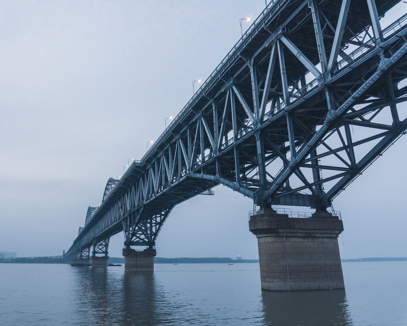 Vista de uma grande ponte de aço sobre o Rio Yangtze em Jiujiang, China, ao anoitecer.