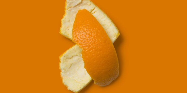 Colocar una cáscara naranja con
