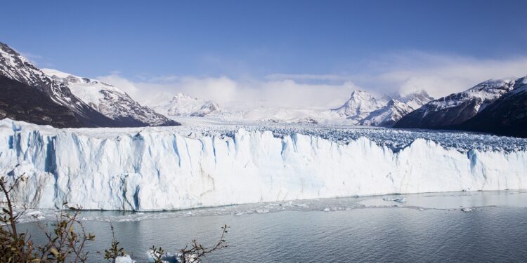 Cuatro estudiantes cubren glaciar con