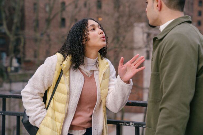 Discutir aumenta estrés relación pero