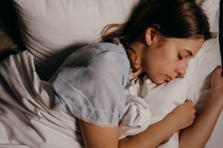 Dormir con estómago vacío afecta