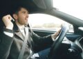Lo que dice la psicología sobre las personas que suelen cantar en voz alta cuando están solas en el coche