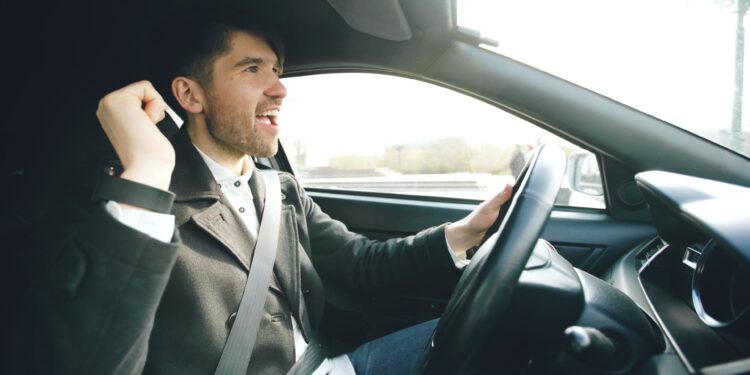 Lo que dice la psicología sobre las personas que suelen cantar en voz alta cuando están solas en el coche