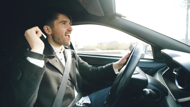 Lo que dice la psicología sobre las personas que suelen cantar en voz alta cuando están solas en el coche