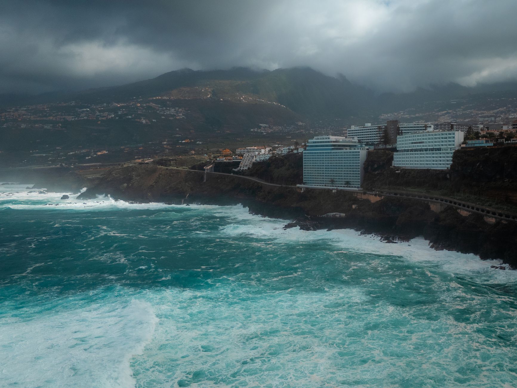 Céus tempestuosos e mares agitados ao longo da costa de Puerto de la Cruz, Tenerife, Espanha.