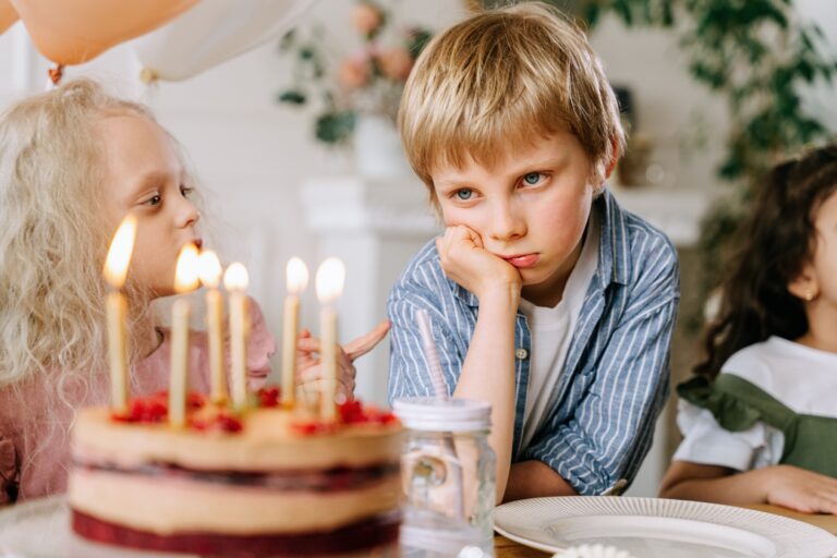 Lo que dice la psicología sobre las personas a las que no les gusta que les canten el “Feliz cumpleaños”