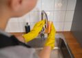 El truco casero con aceite de cocina que hará que tu fregadero vuelva a brillar