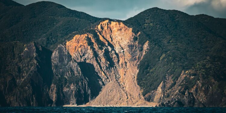 Ciudad construida dentro volcán activo