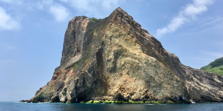 Isla volcánica situada dentro una